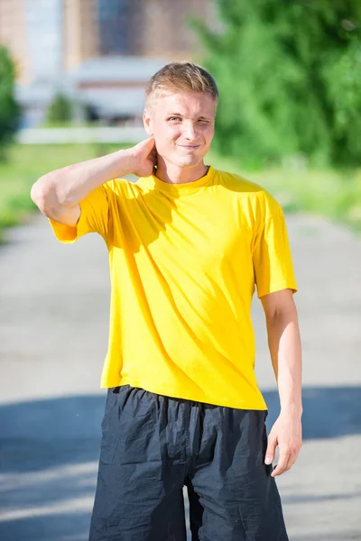 Спортивний чоловік біжить у міському парку вулиць . — стокове фото