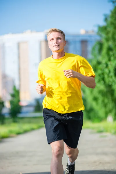 Sportif adam şehir sokak Parkı koşu. Açık alan fitness. — Stok fotoğraf