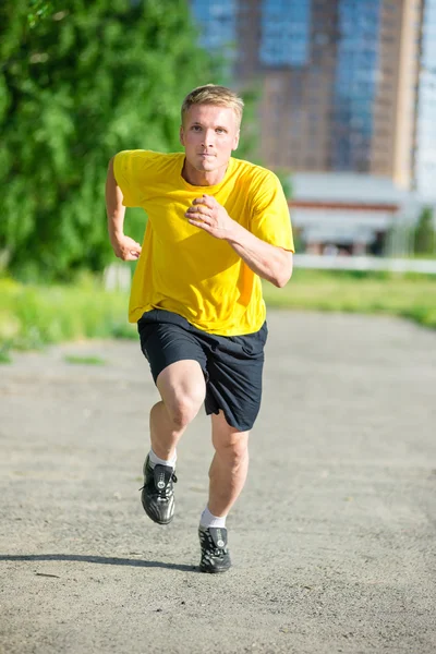 Sportieve man joggen in straat skyline van de stad. Buiten fitness. — Stockfoto