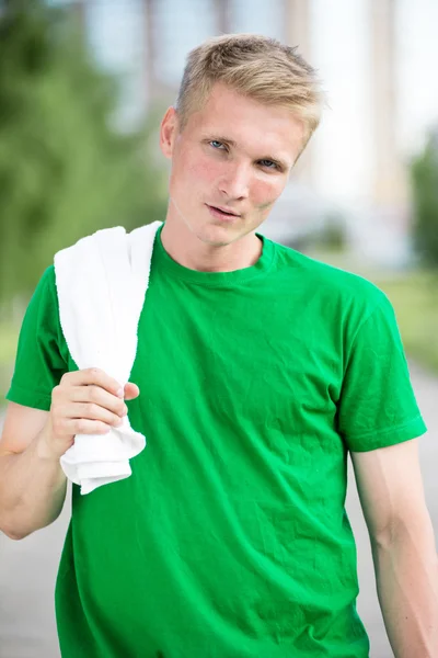 Homme fatigué après le temps de remise en forme et l'exercice. Avec serviette blanche — Photo