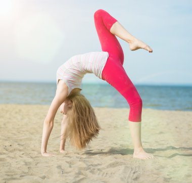 Yoga yapan genç bayan..