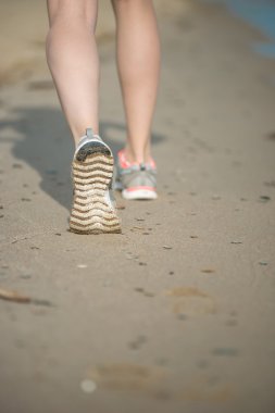 Kum ayak ve bacaklarını kapat.