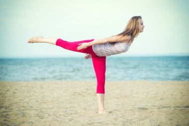 Yoga yapan genç bayan.