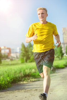 Sportif adam şehir sokak Parkı koşu