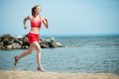 çalışan genç bir kadın