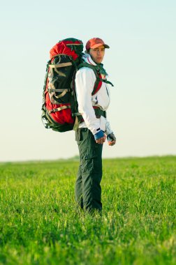 Uzun yürüyüşe çıkan kimse sırt çantası konumu alanında olan