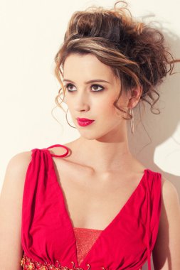 Kırmızı vogue maekeup kızla