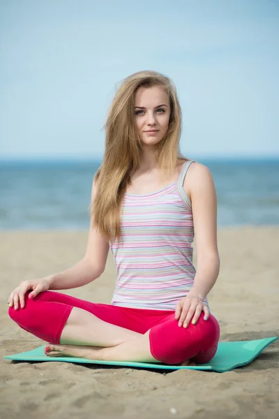 Jeune femme pratiquant le yoga. — Photo