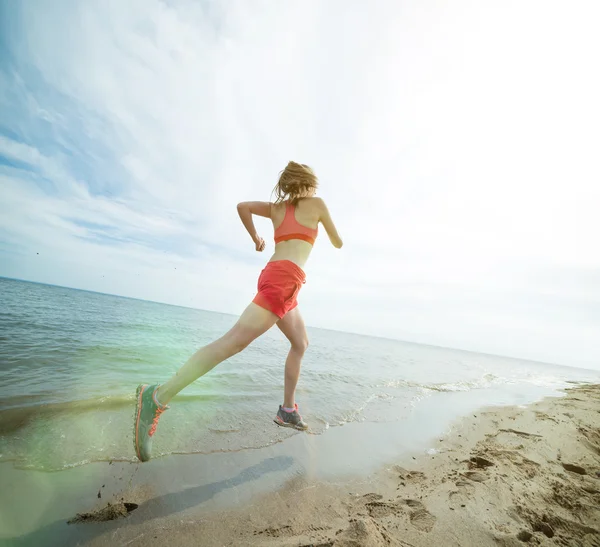 Signora che corre in spiaggia — Foto Stock