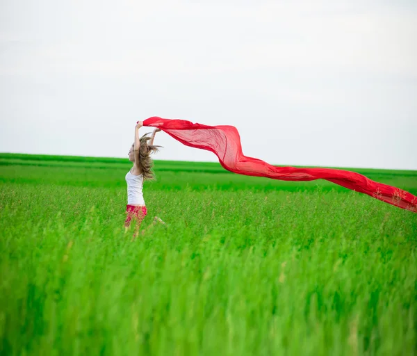 Lady runing met weefsel in groene veld — Stockfoto