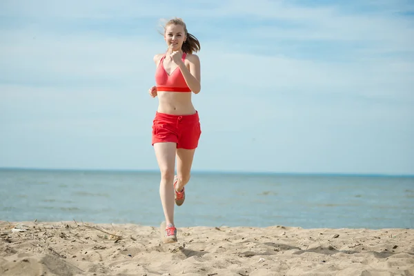 Pani działa na plaży — Zdjęcie stockowe