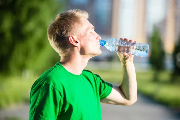 Yorgun bir adam içme suyu sonra fitness — Stok fotoğraf