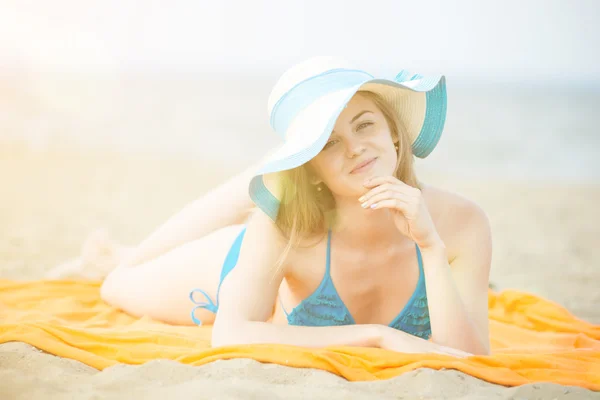 Jonge dame zonnebaden op een strand — Stockfoto