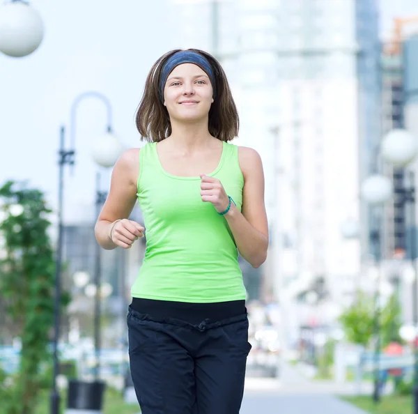 Mujer corriendo en el parque urbano de la calle . — Foto de Stock