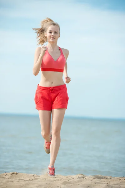 Senhora correndo na praia — Fotografia de Stock