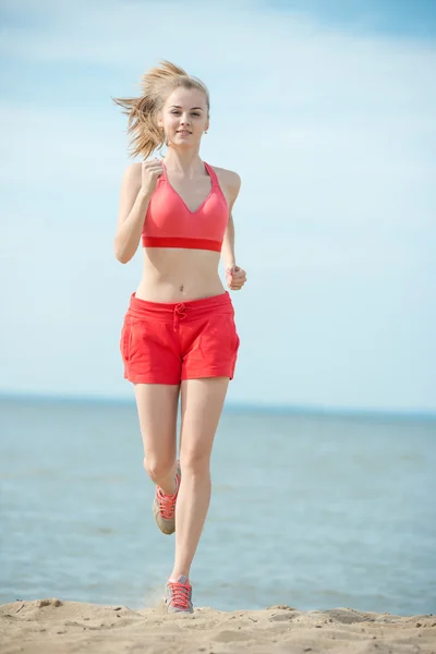 Lady kör på stranden — Stockfoto