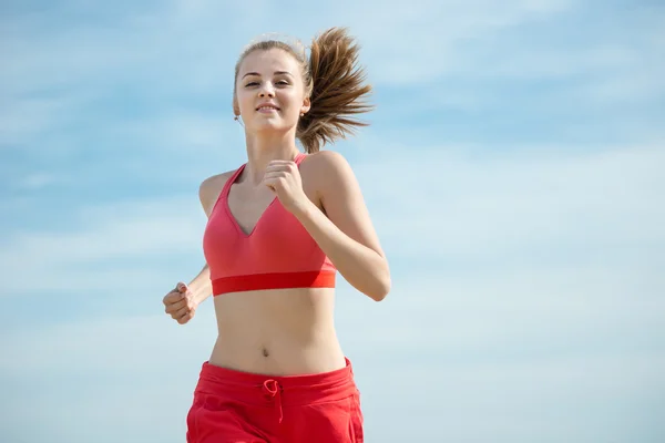 Mujer joven corriendo —  Fotos de Stock