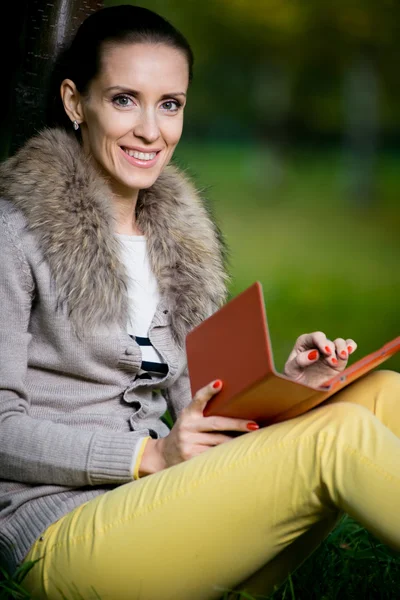 Mujer de moda usando una tableta —  Fotos de Stock