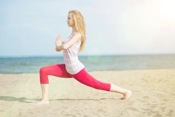 Jonge dame die yoga beoefent. — Stockfoto