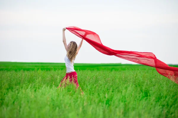 Senhora runing com tecido no campo verde — Fotografia de Stock