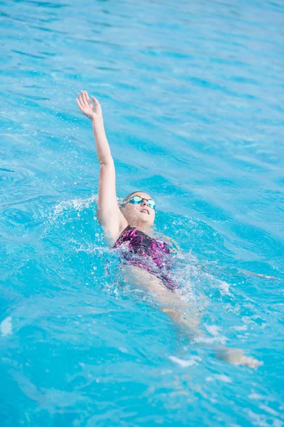 Γυναίκα σε προστατευτικά δίοπτρα, κολύμπι σέρνεται πίσω στυλ — Φωτογραφία Αρχείου