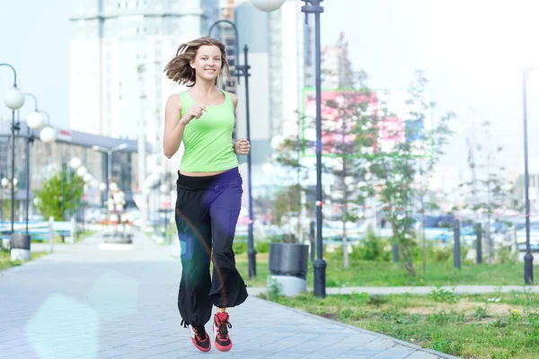 Femme jogging dans la ville rue parc . — Photo