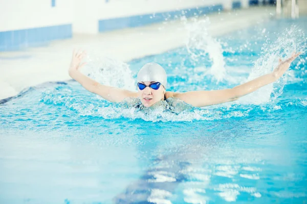 Mädchen Schwimmen Schmetterling Schlaganfall Stil — Stockfoto