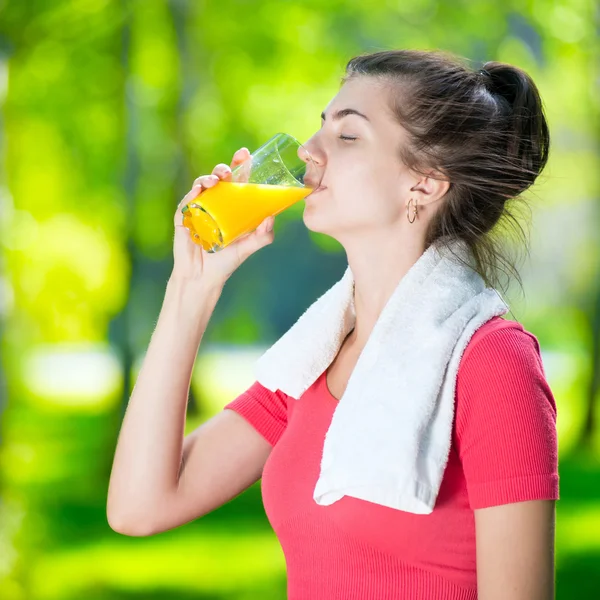 Žena pít čerstvé pomerančové šťávy — Stock fotografie