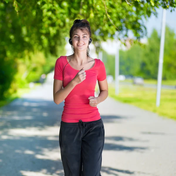 Молодая женщина бежит — стоковое фото