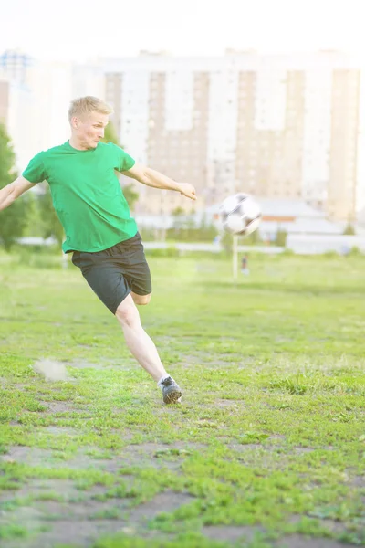 Giocatore di calcio colpisce fortemente il pallone . — Foto Stock