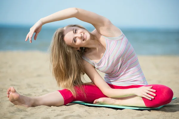 Mladá dáma cvičí jógu. — Stock fotografie