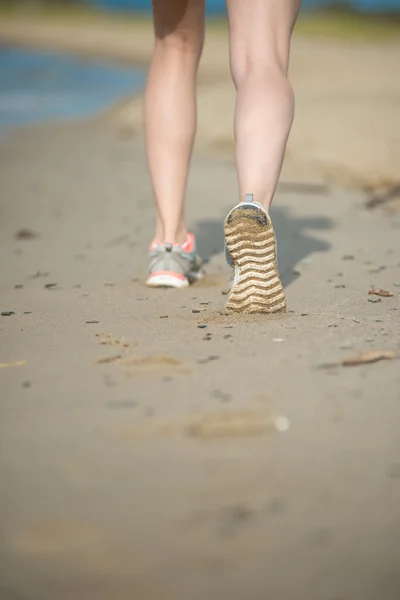 Huellas de arena y piernas de cerca . — Foto de Stock