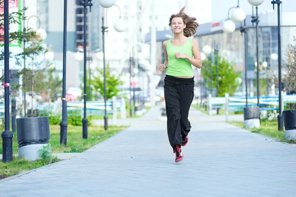 Kobieta jogging w parku ulicy. — Zdjęcie stockowe