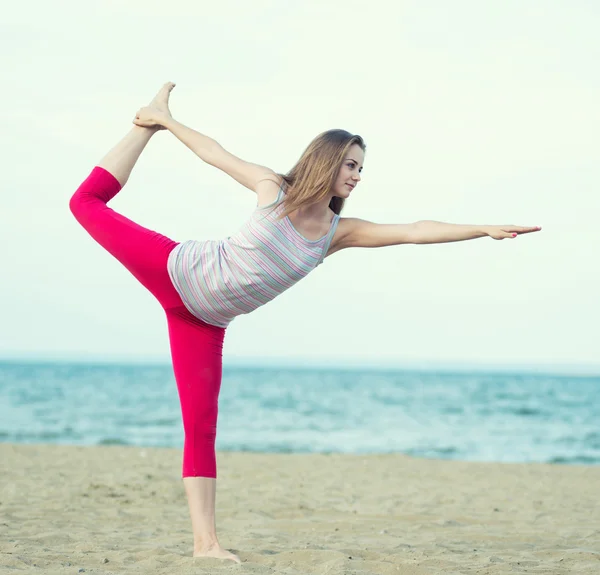 Jonge dame die yoga beoefent. — Stockfoto