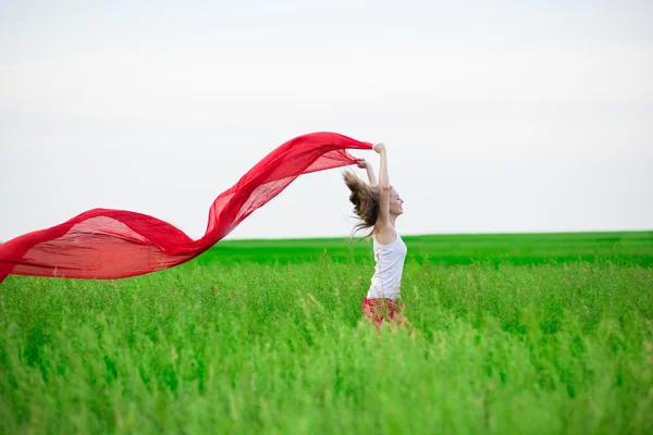 Dame courant avec des tissus dans le champ vert — Photo