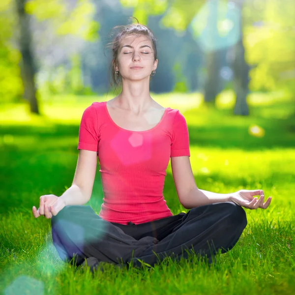 Mujer joven haciendo ejercicios de yoga —  Fotos de Stock