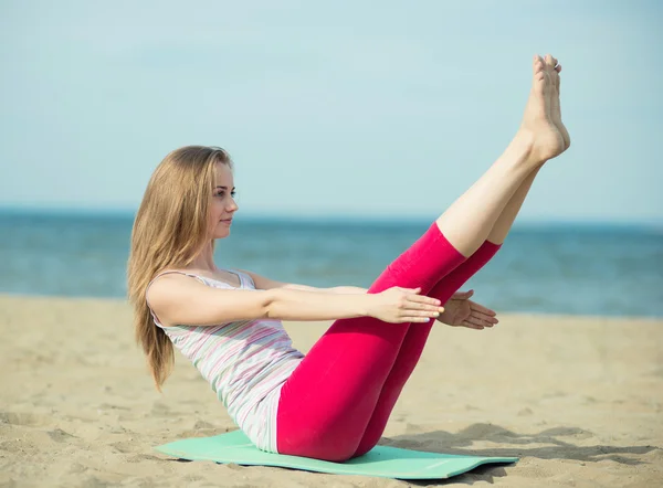 Jonge dame die yoga beoefent — Stockfoto