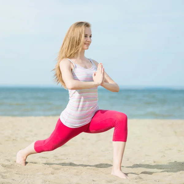 Junge Frau praktiziert Yoga — Stockfoto