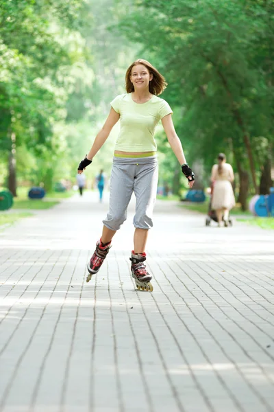 Rullskridskoåkning sportig tjej — Stockfoto