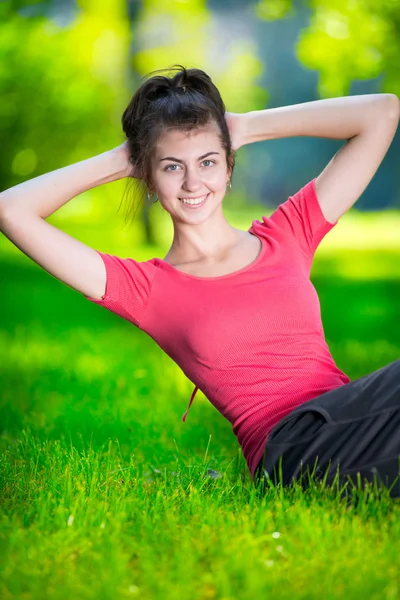 Vrouw doen oefeningen voor buikspieren aan te spannen — Stockfoto