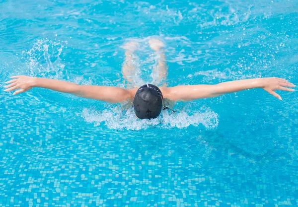 Menina jovem natação borboleta estilo acidente vascular cerebral — Fotografia de Stock