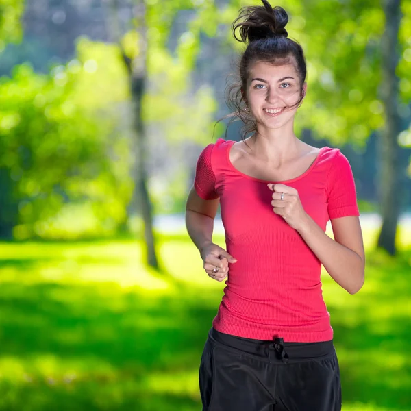 Runner - vrouw uitgevoerd buiten in de groene park — Stockfoto