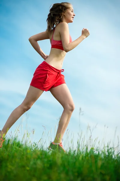 Νεαρή γυναίκα που τρέχει — Φωτογραφία Αρχείου