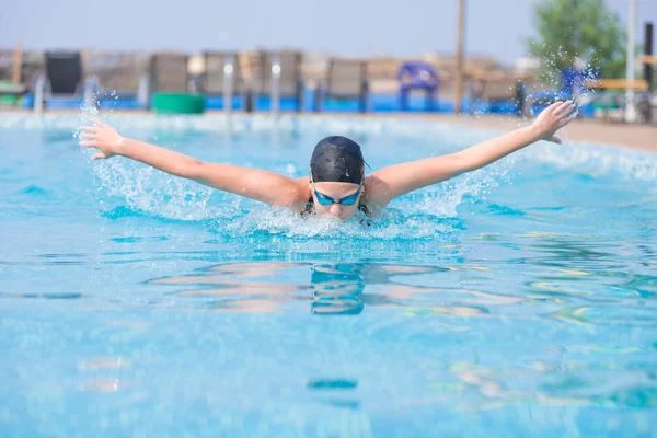 Chica nadando estilo mariposa golpe —  Fotos de Stock