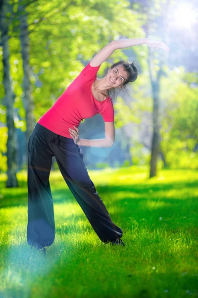 Stretching donna in esercizio di sport all'aria aperta . — Foto Stock