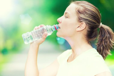 kadın fitness ex sonra bir şişe soğuk su içme