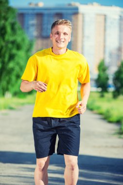 Sportif adam şehir sokak Parkı koşu. Açık alan fitness.