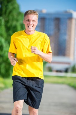 Sportif adam şehir sokak Parkı koşu. Açık alan fitness.