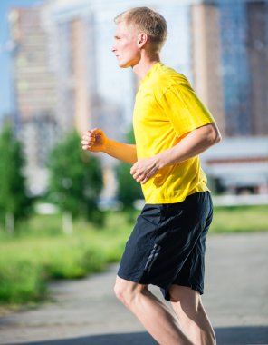 Sportif adam şehir sokak Parkı koşu. Açık alan fitness.