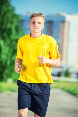 Sportif adam şehir sokak Parkı koşu. Açık alan fitness.